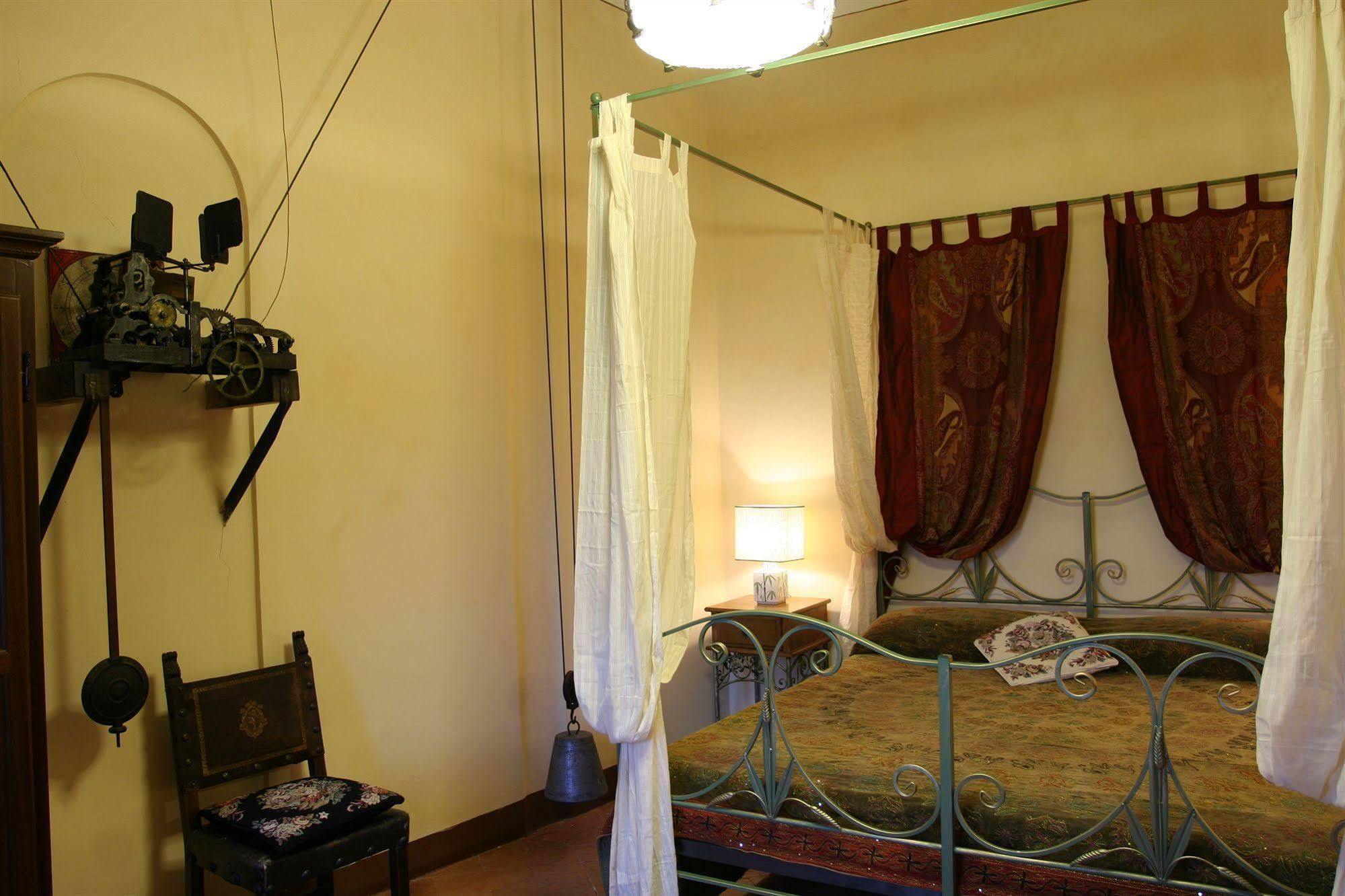 Castello Di - Residenza D'epoca Bed & Breakfast Sovicille