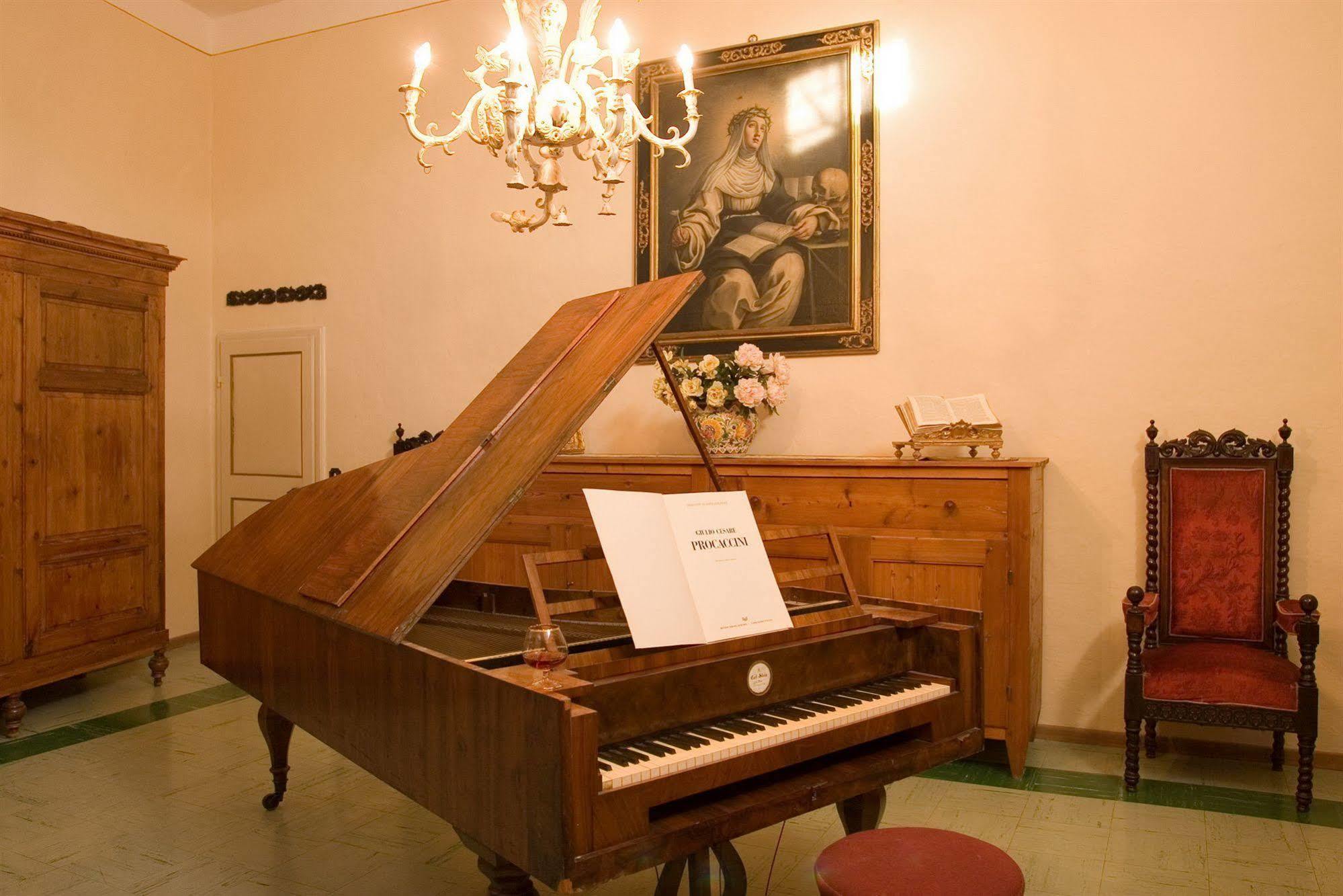 Castello Di - Residenza D'epoca Bed & Breakfast Sovicille